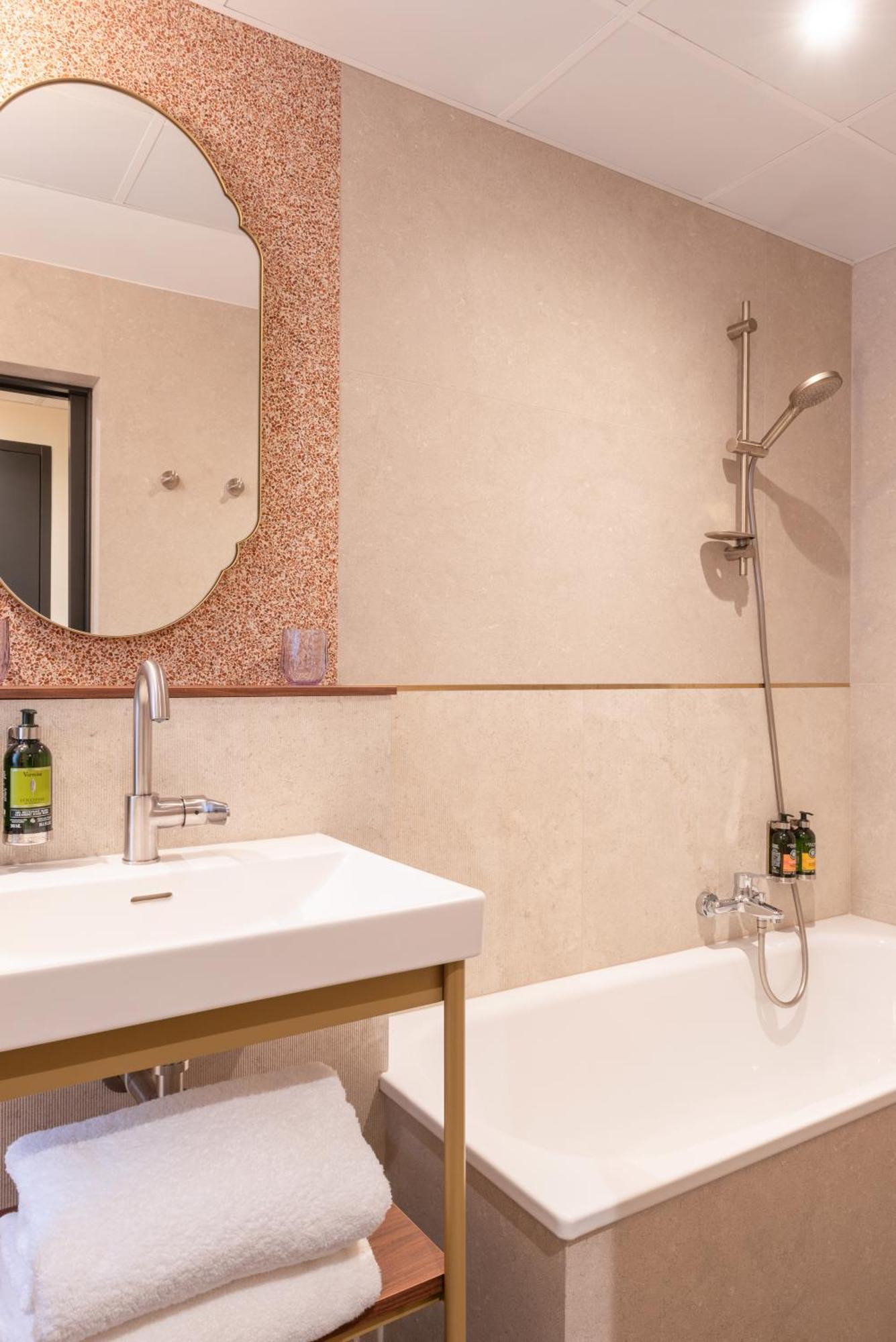 Deluxe Room Bathtub,1742574317:JPEG