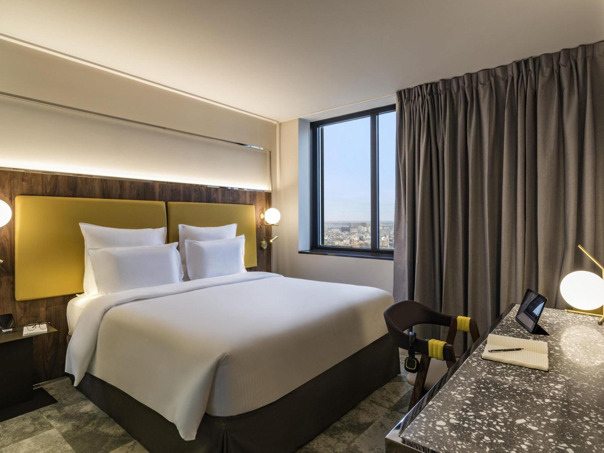 Deluxe Queen Room Paris View