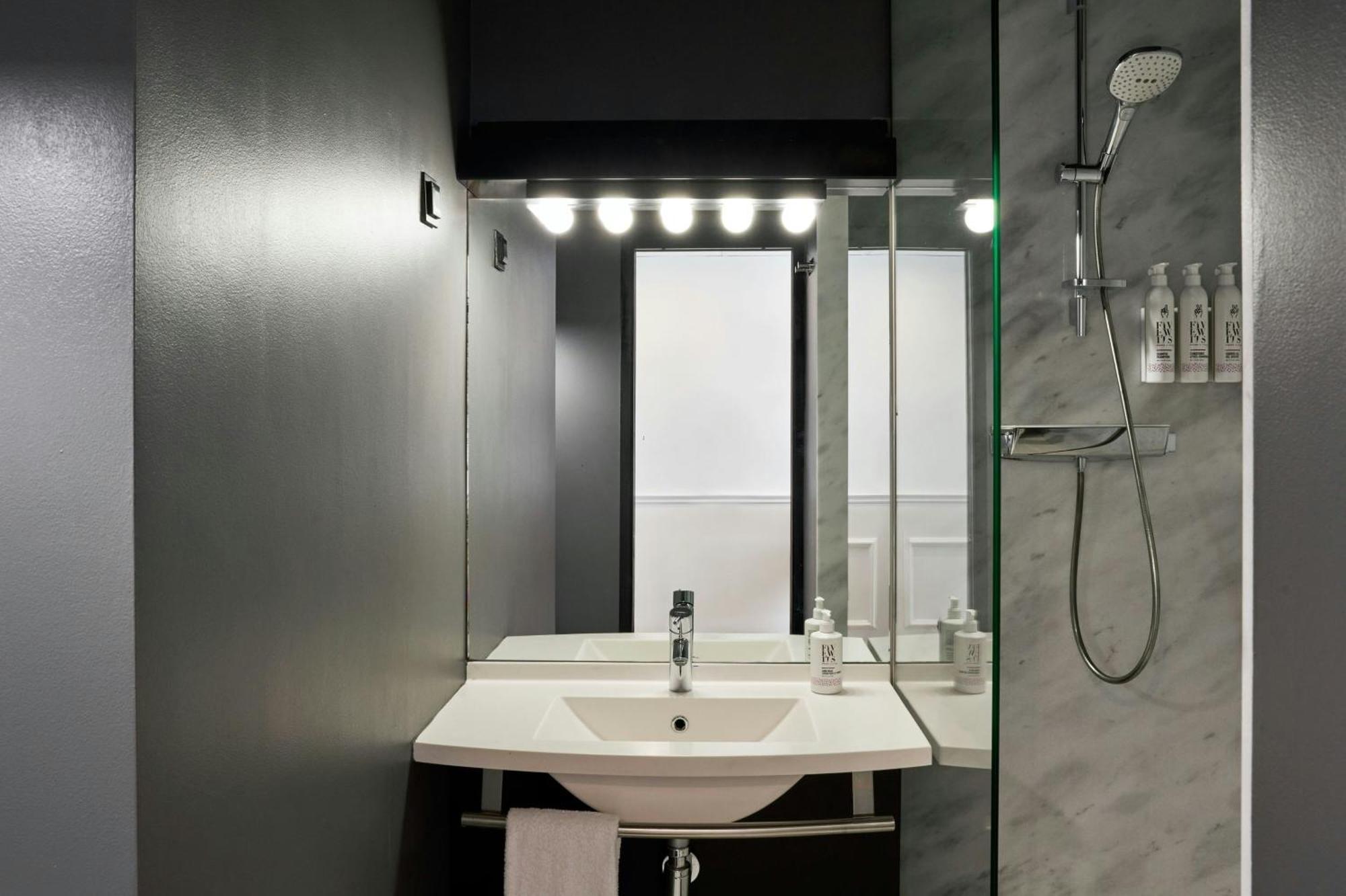 Moxy Twin Room